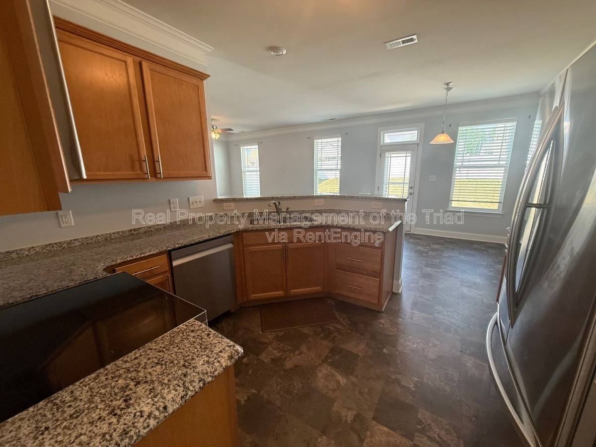 2211 Talon Dr - Photo 3 of 10