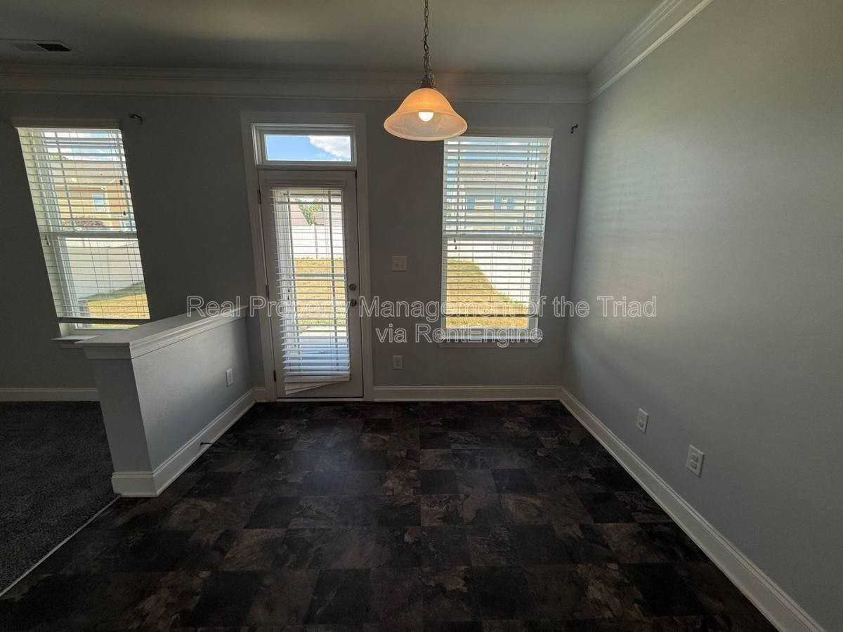 2211 Talon Dr - Photo 5 of 10