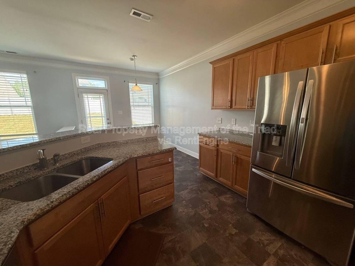 2211 Talon Dr - Photo 6 of 10