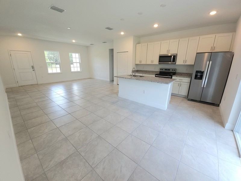 2117 W Swanson Dr - Photo 2 of 11