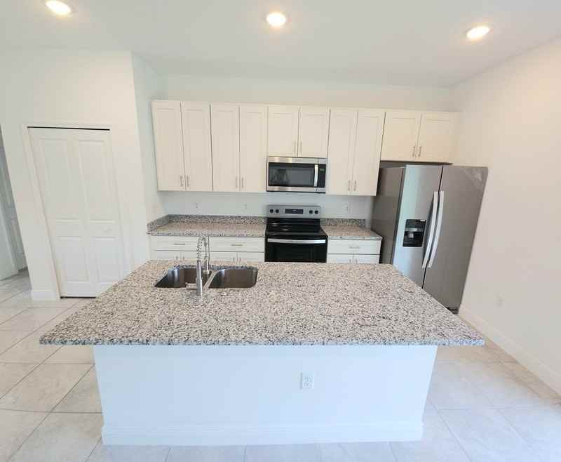 2117 W Swanson Dr - Photo 3 of 11