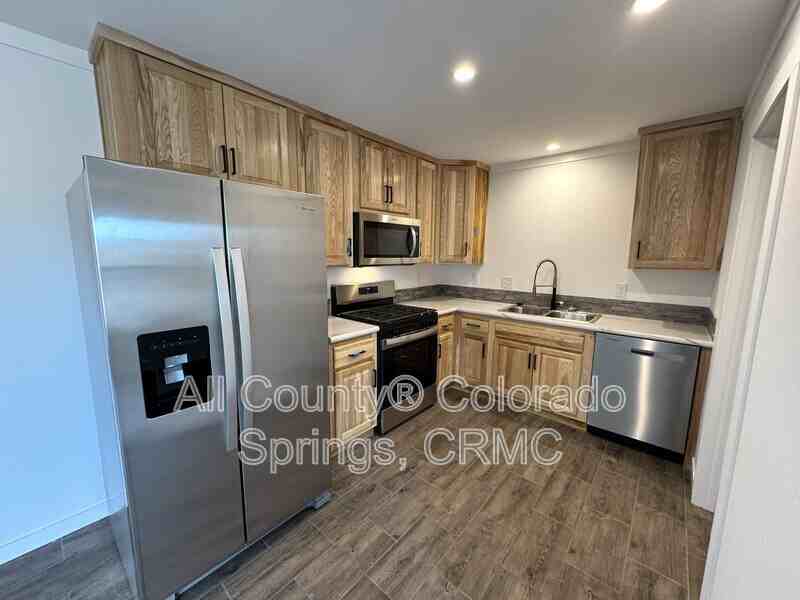 692 E Hahns Peak Ave - Photo 4 of 20