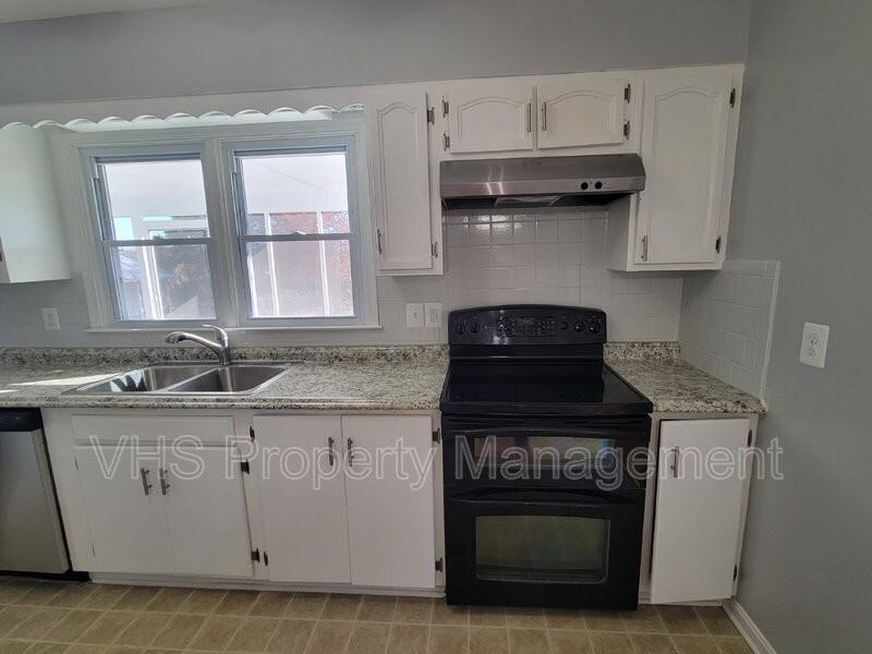 13341 Latham Ln - Photo 2 of 16