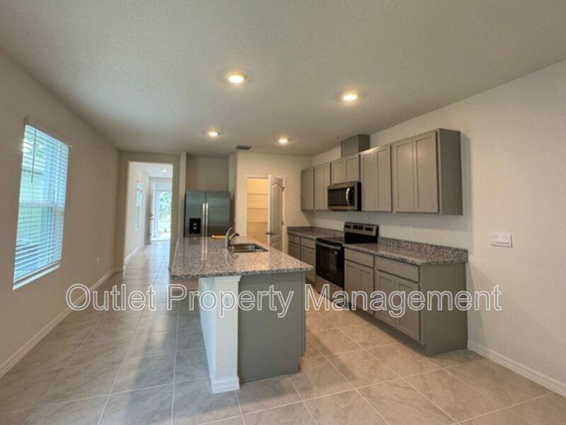 391 Pelham Park Dr - Photo 2 of 16