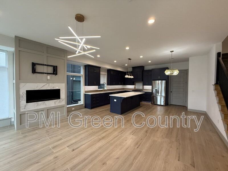 130 E Elgin St - Photo 4 of 21