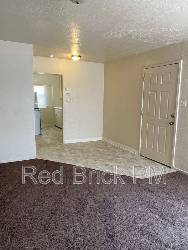 489 Cedar Ave - Photo 4 of 11