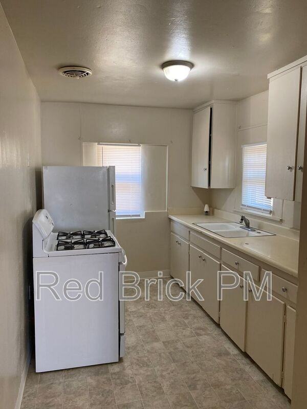 489 Cedar Ave - Photo 6 of 11