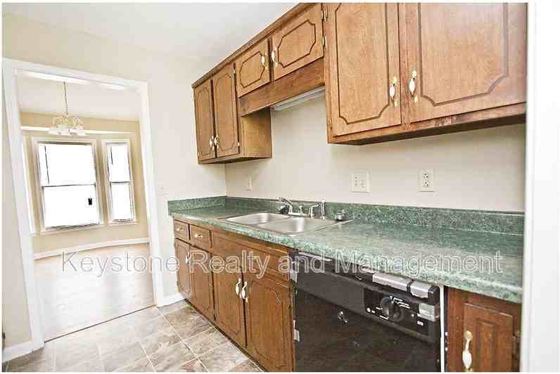 1770 Crestview Dr - Photo 3 of 8