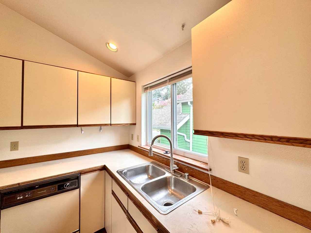 7533 30th Ave Ne - Photo 5 of 34