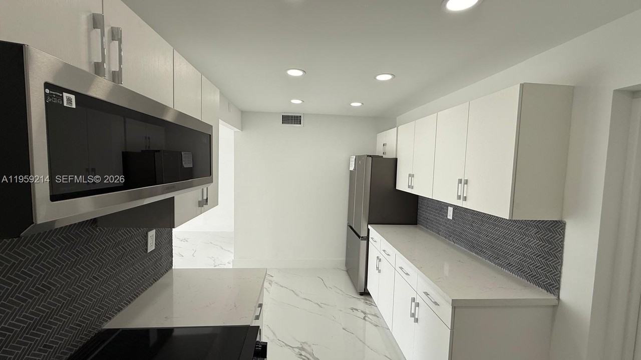 16850 S Glades Dr #4J - Photo 5 of 12