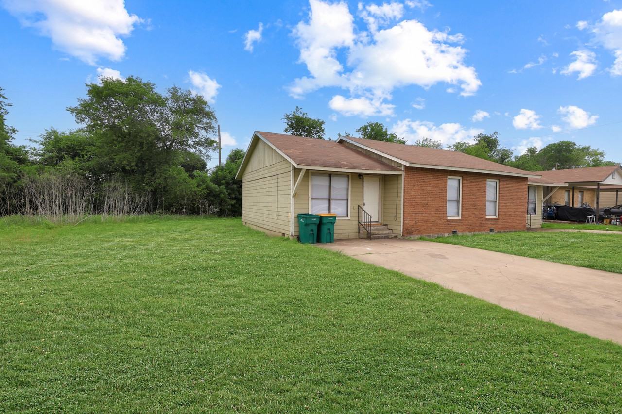 1614 Kelly Dr - Photo 2 of 13