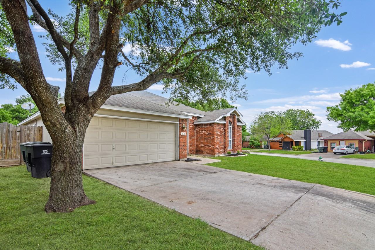 802 Hartrick Cir - Photo 2 of 23