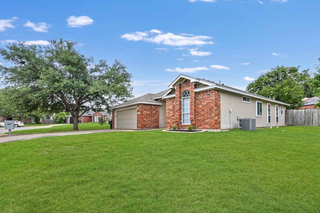 802 Hartrick Cir - Photo 3 of 23