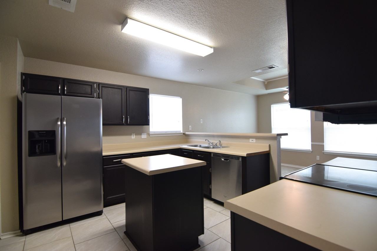 802 Hartrick Cir - Photo 4 of 23