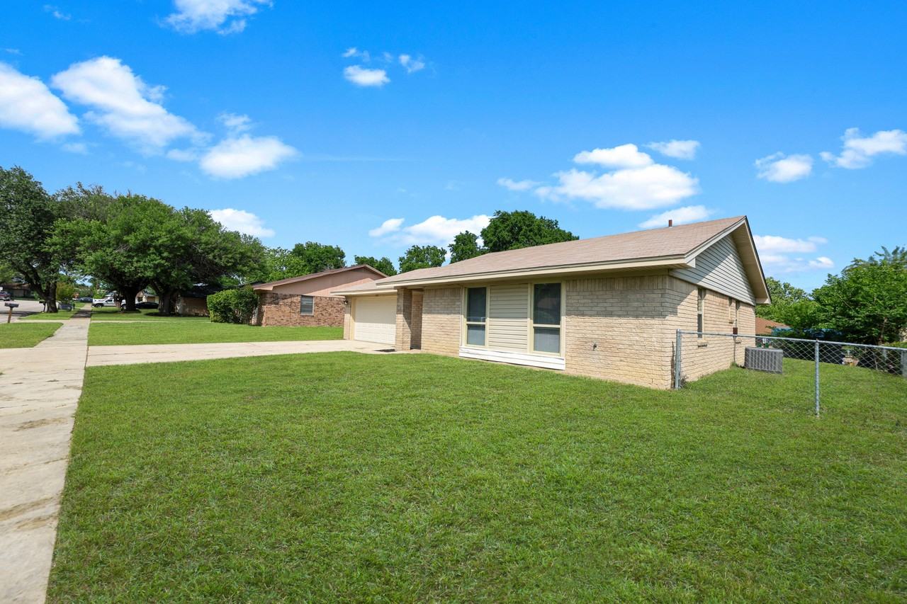 2902 Lawndale St - Photo 2 of 21