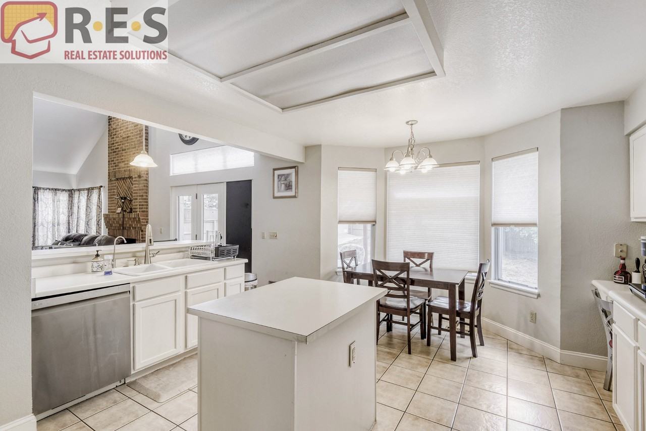9853 Salford Ln - Photo 3 of 17