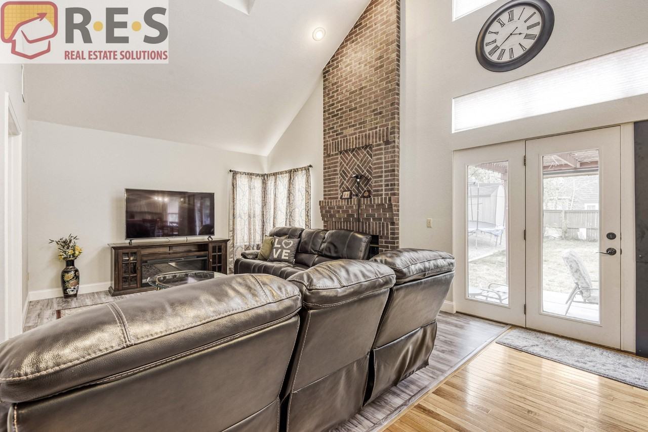9853 Salford Ln - Photo 6 of 17