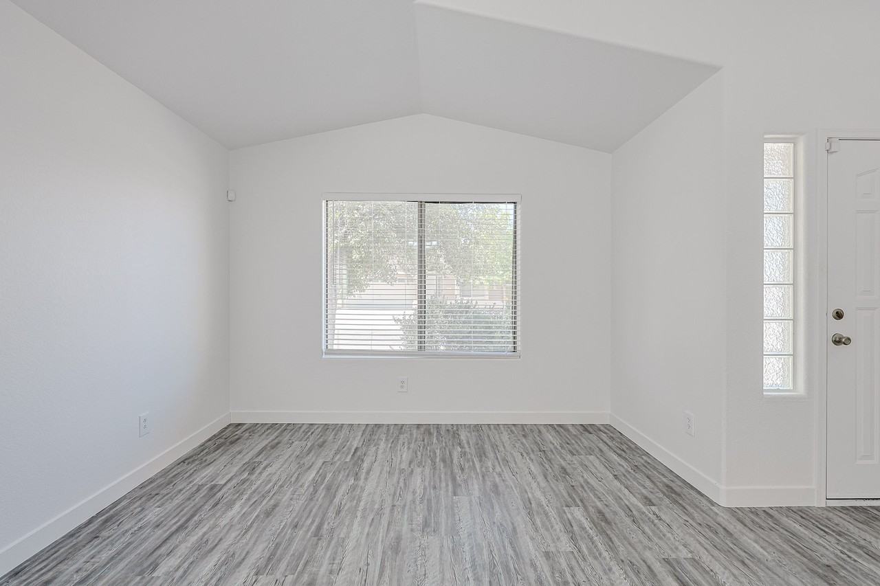 4930 W Desert Dr - Photo 4 of 32