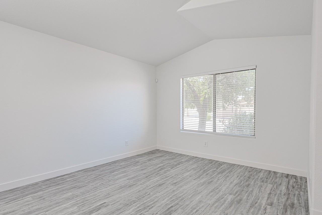 4930 W Desert Dr - Photo 5 of 32