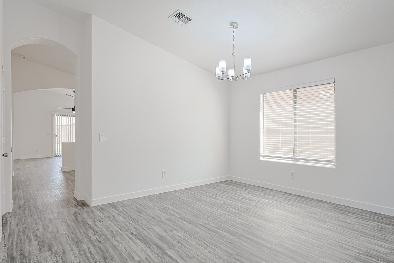 4930 W Desert Dr - Photo 6 of 32