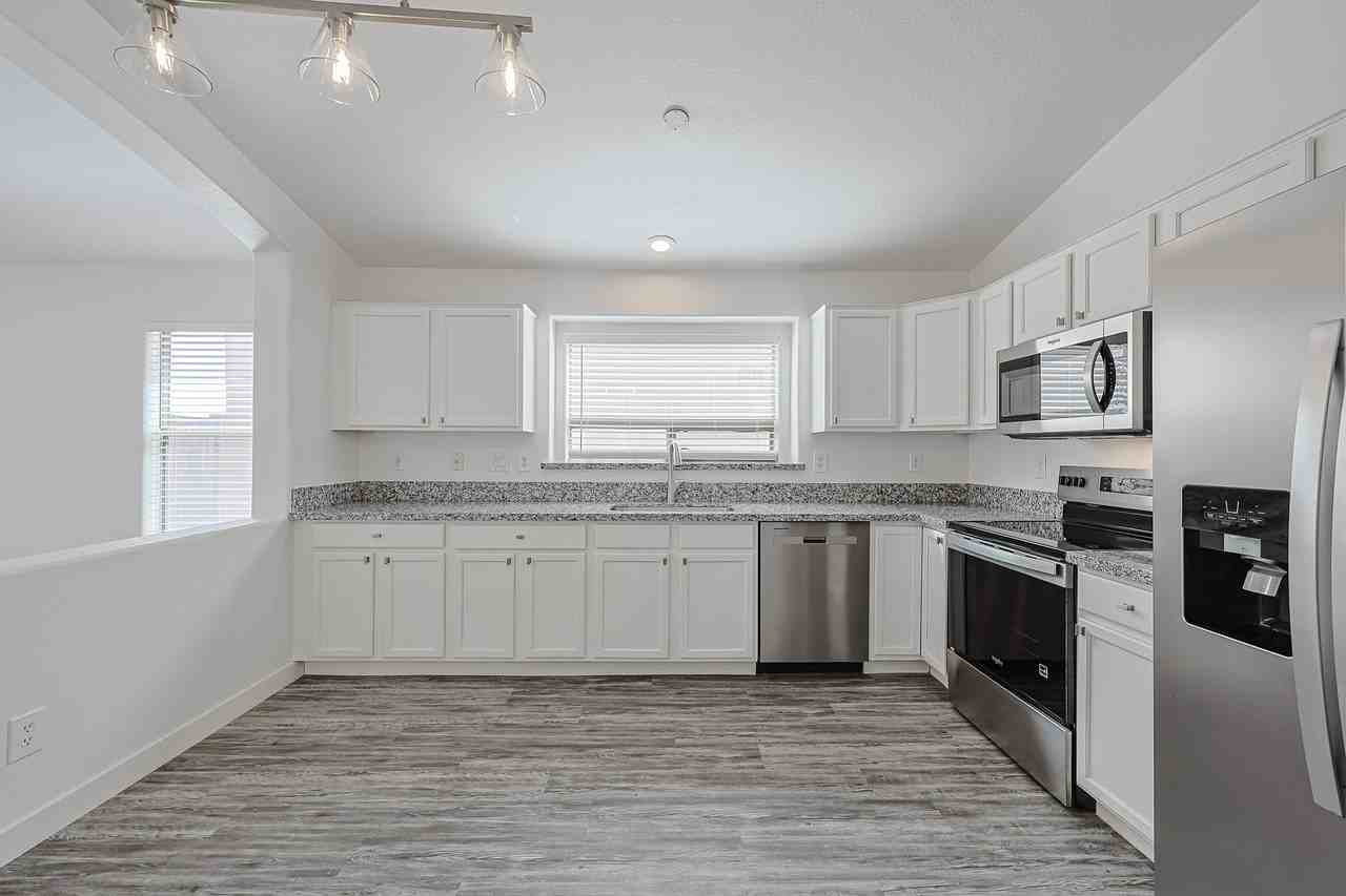 4930 W Desert Dr - Photo 7 of 32