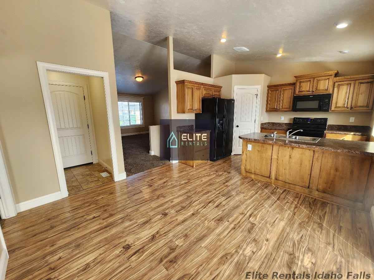 4234 Liberty Dr - Photo 4 of 15