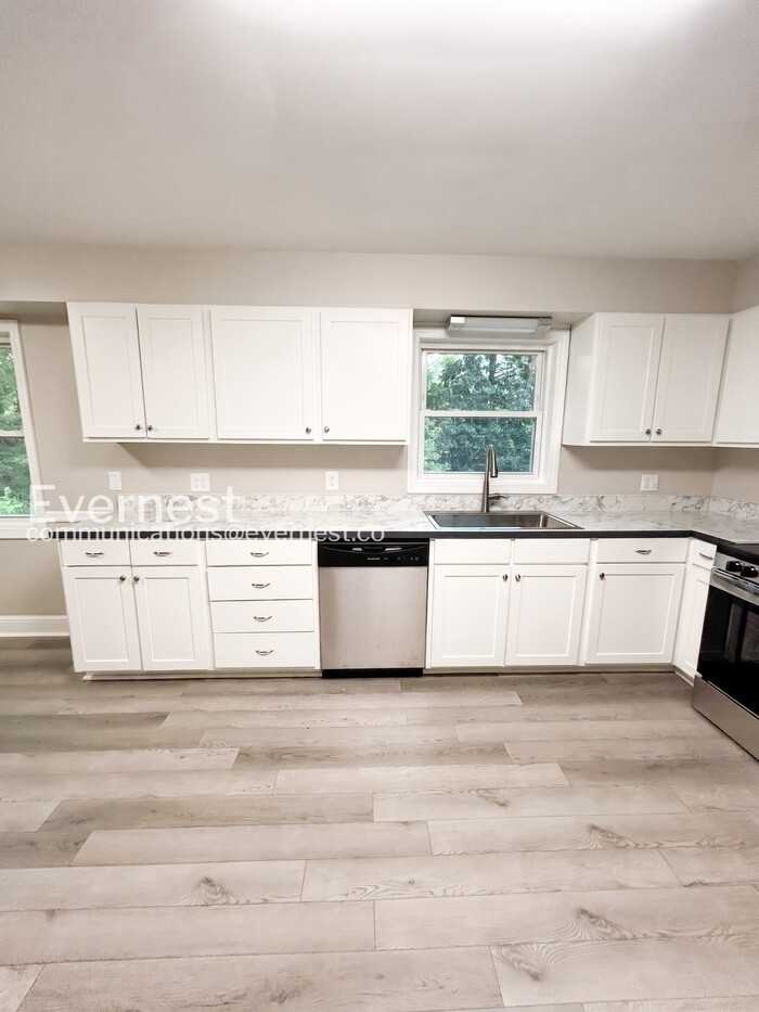 112 Tabor St - Photo 3 of 34