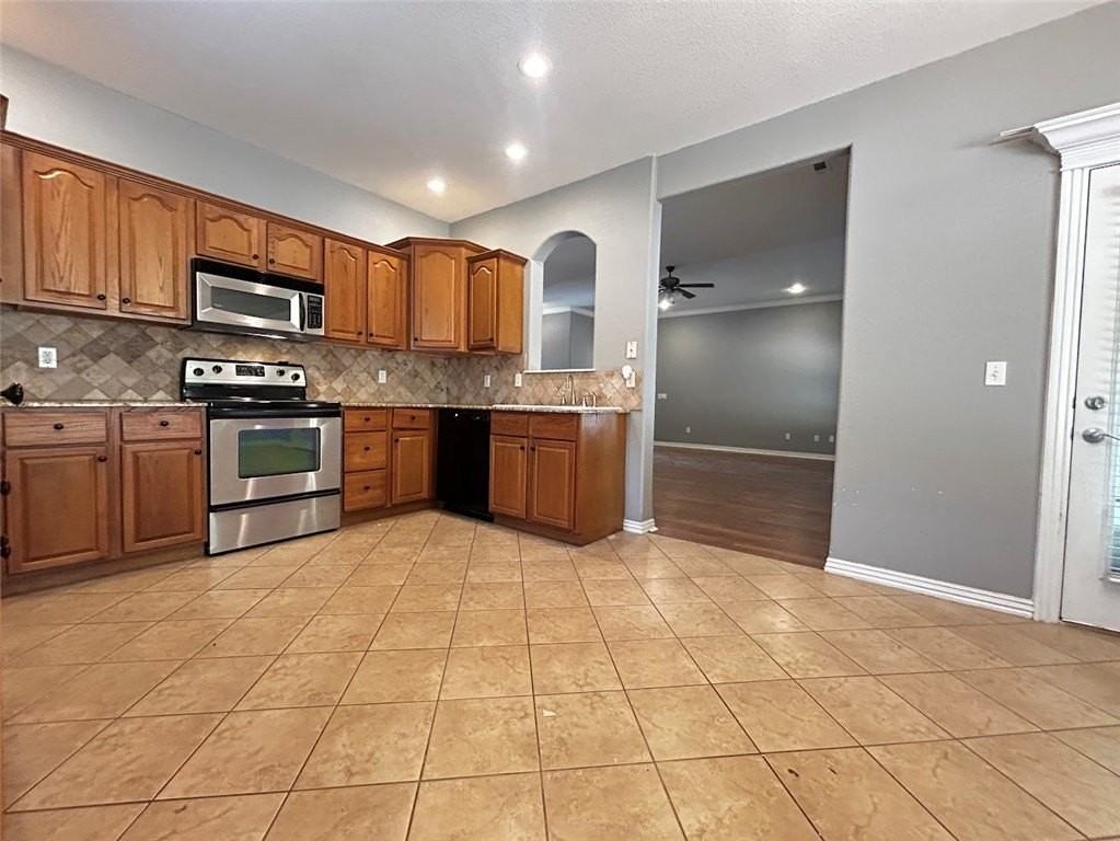574 Westford St - Photo 3 of 18