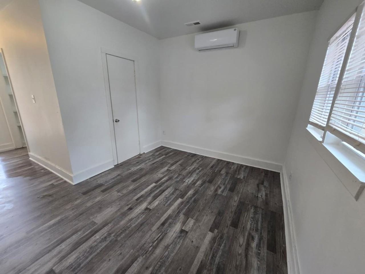 550 Roxbury Dr - Photo 2 of 10