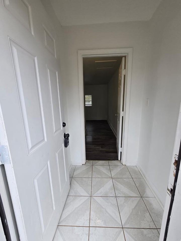 550 Roxbury Dr - Photo 4 of 10