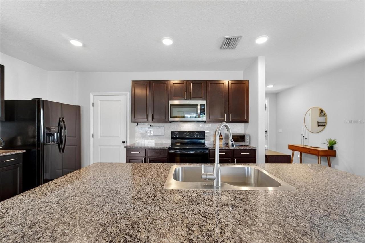 11176 Leland Groves Dr - Photo 2 of 50