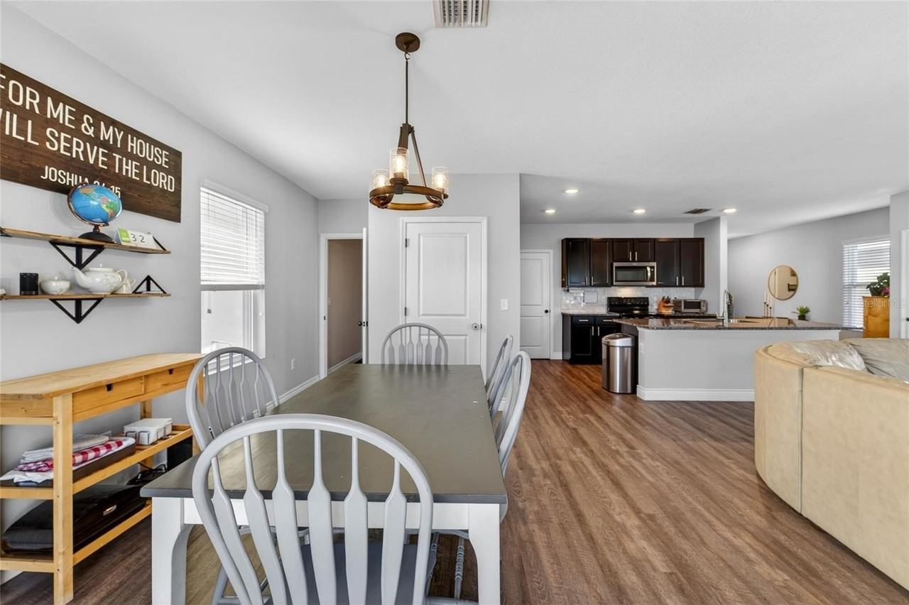 11176 Leland Groves Dr - Photo 3 of 50