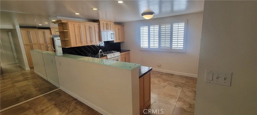4279 W Sarah St - Photo 7 of 40