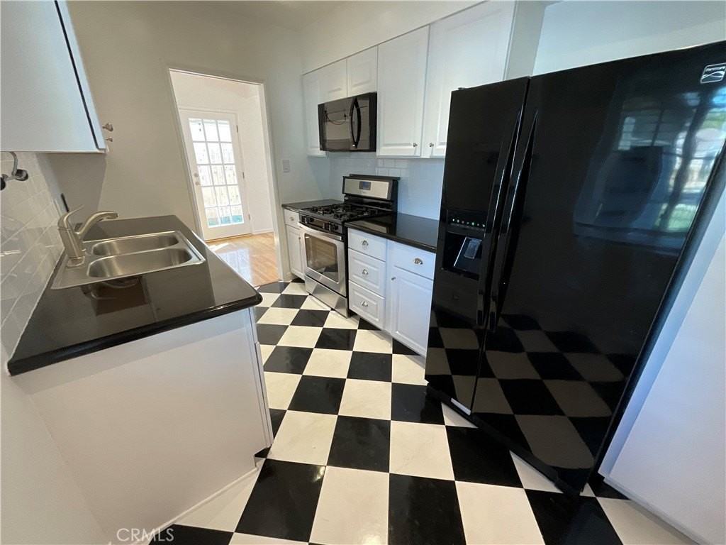 5441 Burnet Ave - Photo 6 of 13