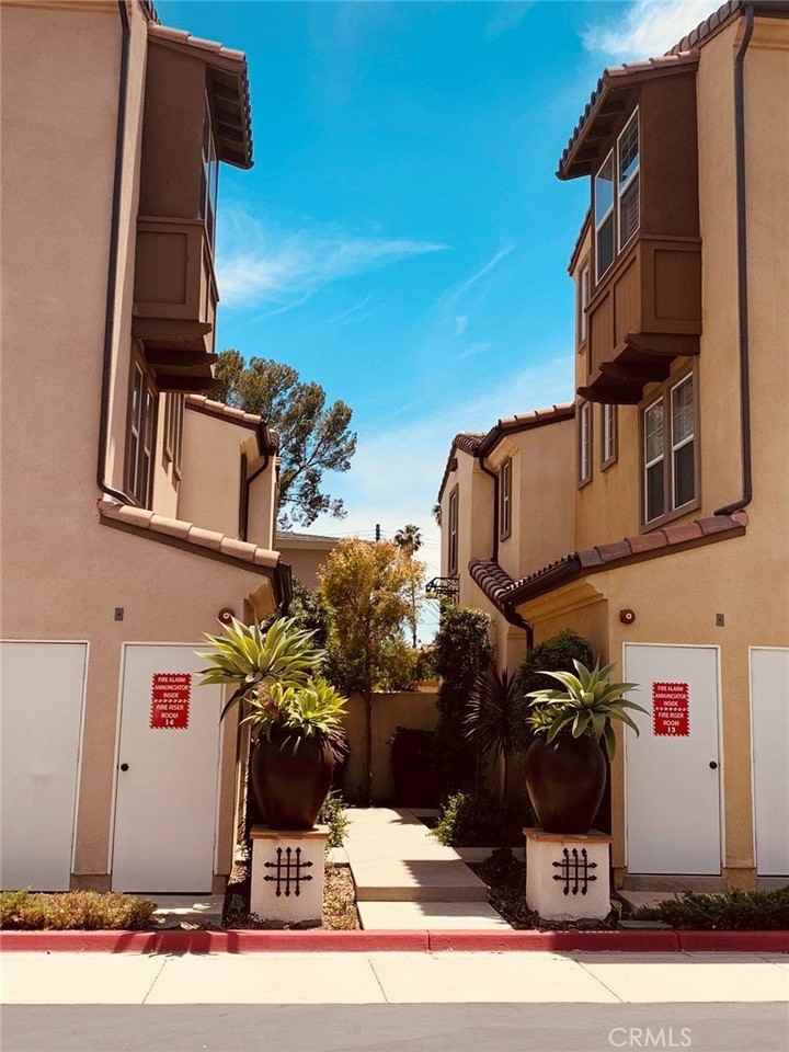 636 S Gladys Ave #A - Photo 5 of 23