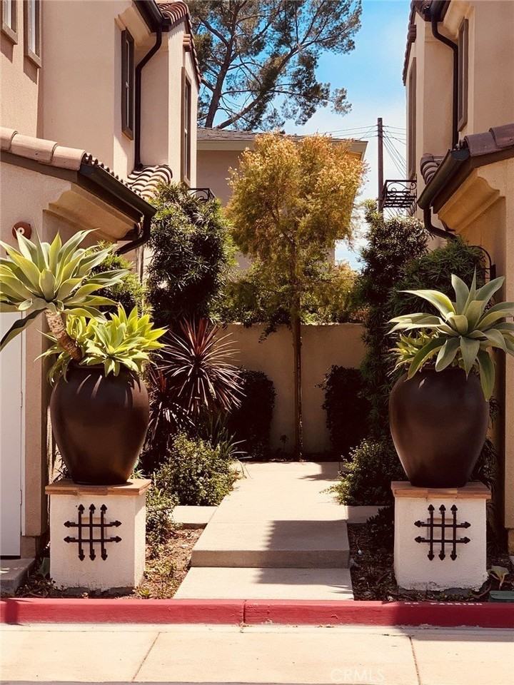 636 S Gladys Ave #A - Photo 6 of 23