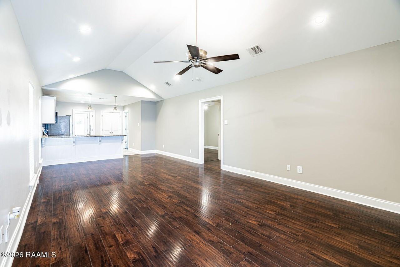 319 Harvest Ln - Photo 3 of 20