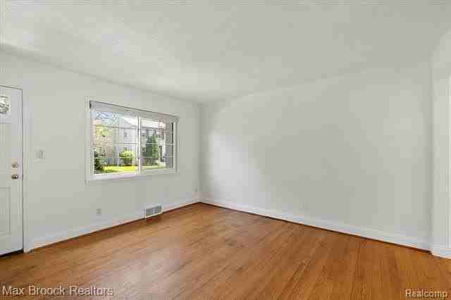 1652 Graefield Rd - Photo 4 of 35