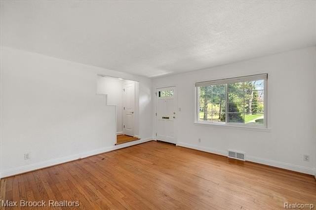 1652 Graefield Rd - Photo 5 of 35
