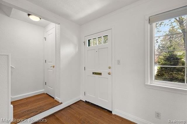 1652 Graefield Rd - Photo 7 of 35