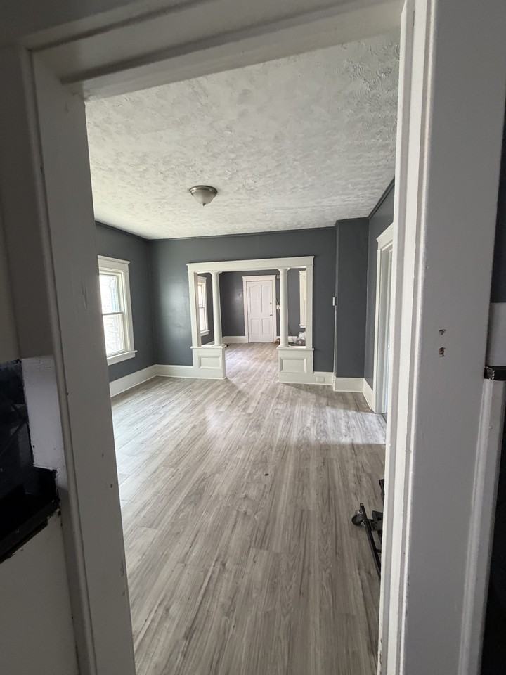 1137 E 66th St #1 - Photo 5 of 33