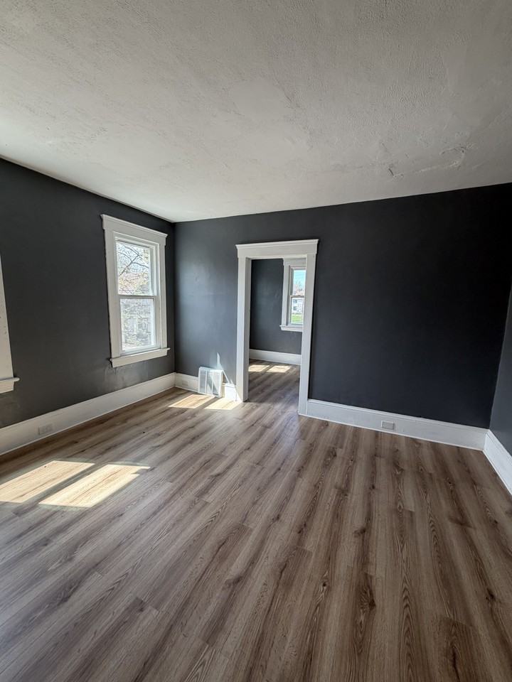 1137 E 66th St #1 - Photo 7 of 33