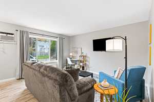 featured image of 53 Hollywood Ct