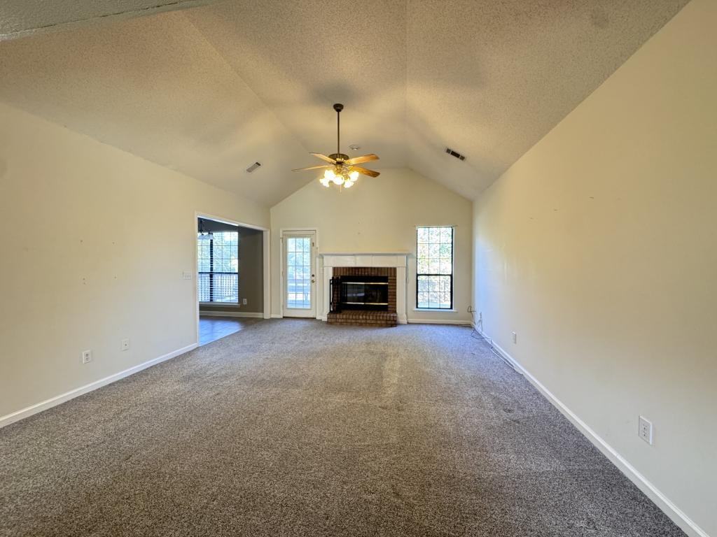 125 Lenox Dr - Photo 2 of 17