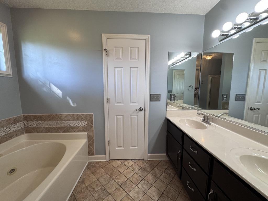 125 Lenox Dr - Photo 6 of 17
