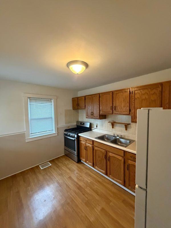 20 Pine St - Photo 2 of 8