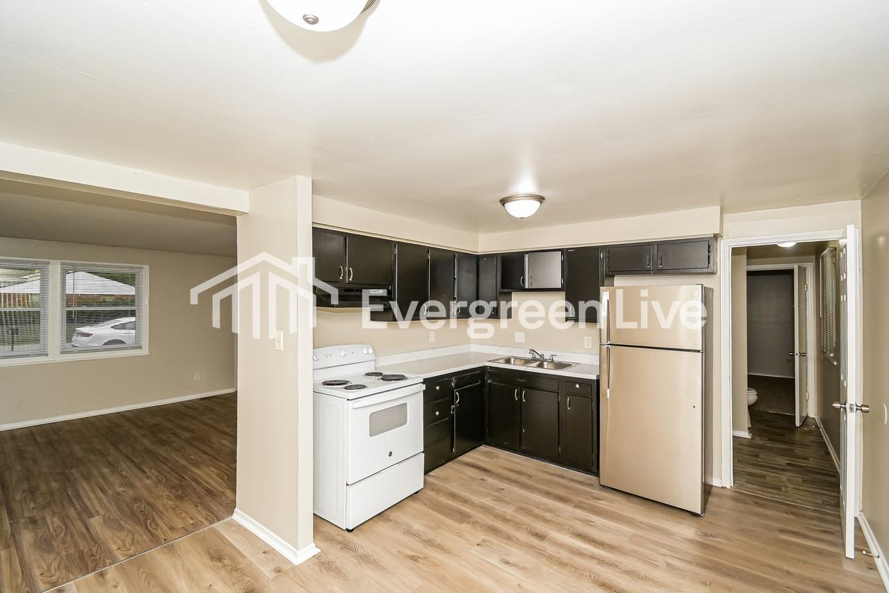 10415 Chris Dr - Photo 5 of 15