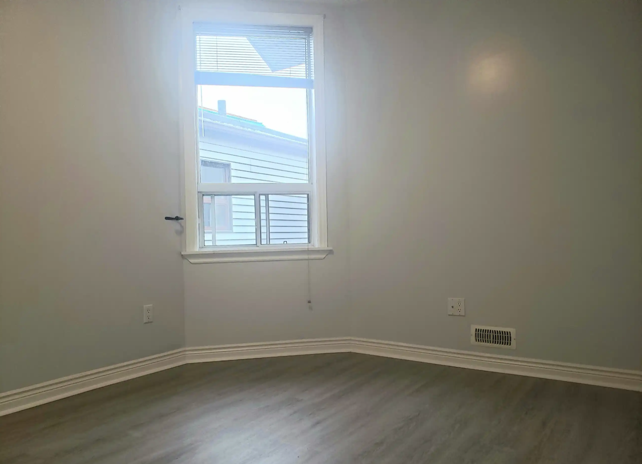 984 Ossington Avenue - Photo 5 of 7