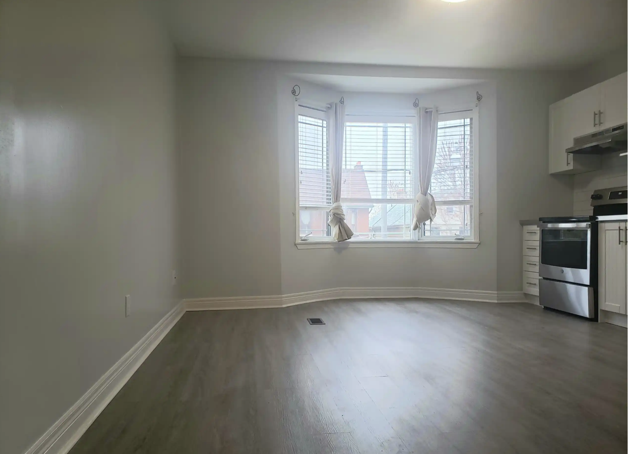 984 Ossington Avenue - Photo 3 of 7