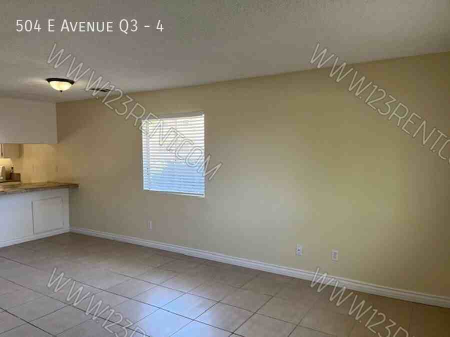 504 E Avenue Q3 #4 - Photo 3 of 23
